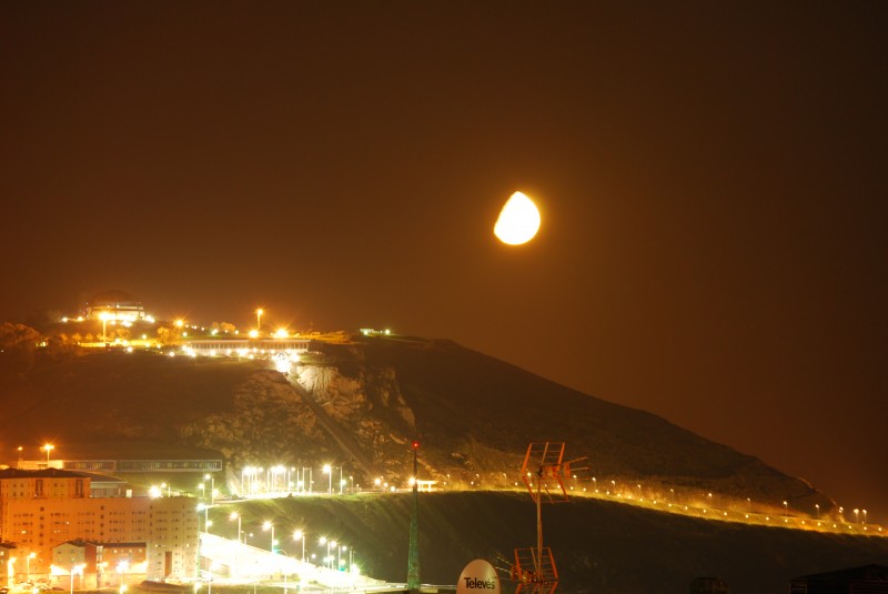 2009-05-03. A Coruña, Luna sobre el Monte de San Pedro