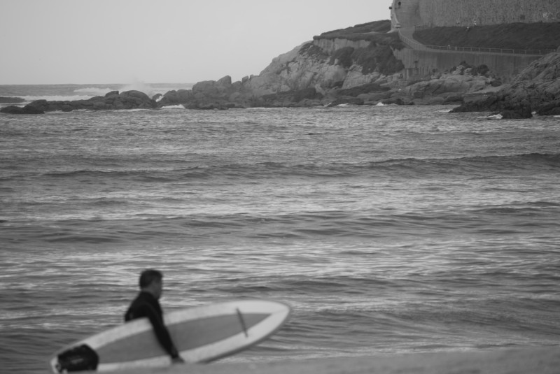 2009-07-15. A Coruña, surfista en la playa del Orzán