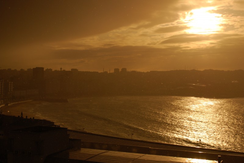 2009-10-20. A Coruña, Paseo Marítimo, Mar, Dorado, Negro, Blanco