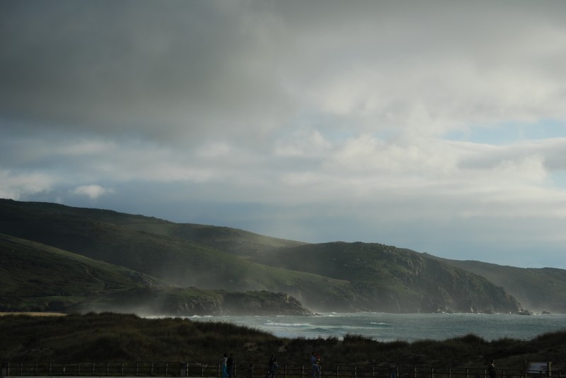 2009-10-11. Ferrol, Praia de Doniños, Mar, Arena, Montañas, Verde, Azul, Amarillo, Nubes