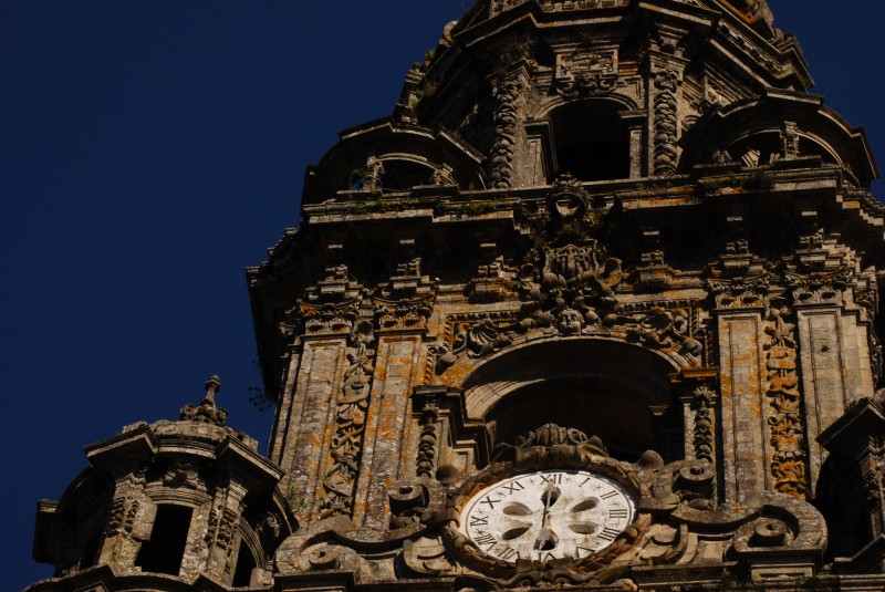 2009-10-14. Santiago de Compostela, Catedral, Piedra, Verde, Azul, Amarillo, Blanco, Reloj