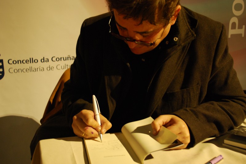 2009-12-15,Diciembre, A Coruña, Os poetas di(n) versos, Luis García Montero, Poesía, Negro, Blanco