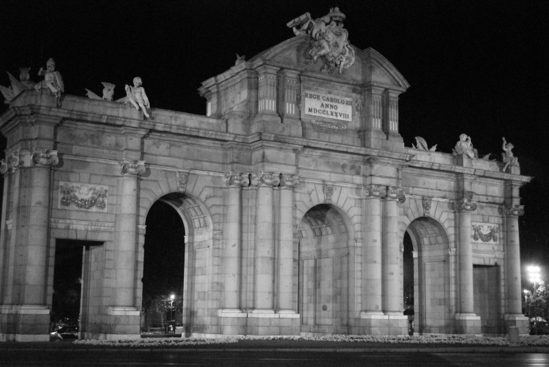 2014-08-25, Agosto, Madrid, Puerta de Alcalá, Noches, Blanco, Negro, Ciudades